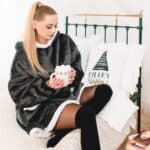 Patura tip hanorac, cu maneci, gluga si buzunare, material plus, marime universala, albastra Mob360 - imagine 3