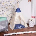 Cort copii stil indian Teepee Tent cu fereastra, covoras gros si 2 perne, alb albastru inchis cu stelute Mob360 - imagine 6