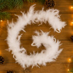 Ghirlanda pentru decor sau bradul de Craciun, model puf si pene, 180cm, alb Mob360