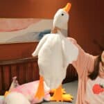 Jucarie gasca plus, tip perna, lavabila, umplutura hipoalergenica, pentru copii si adulti, 130 cm, alb cu portocaliu Mob360 - imagine 7